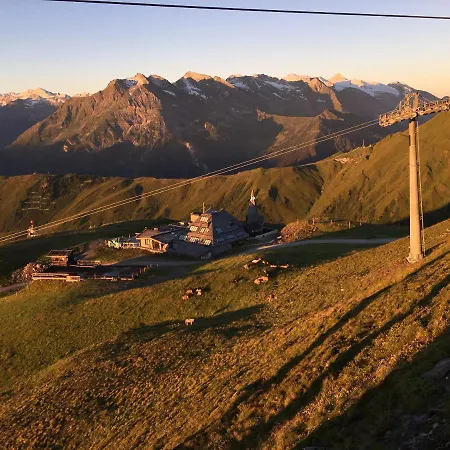 Schneekarhuette Im Sommer Schwendau